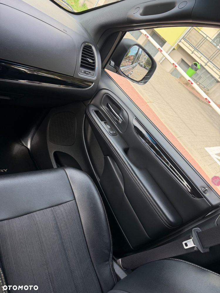 Chrysler Town & Country - 17