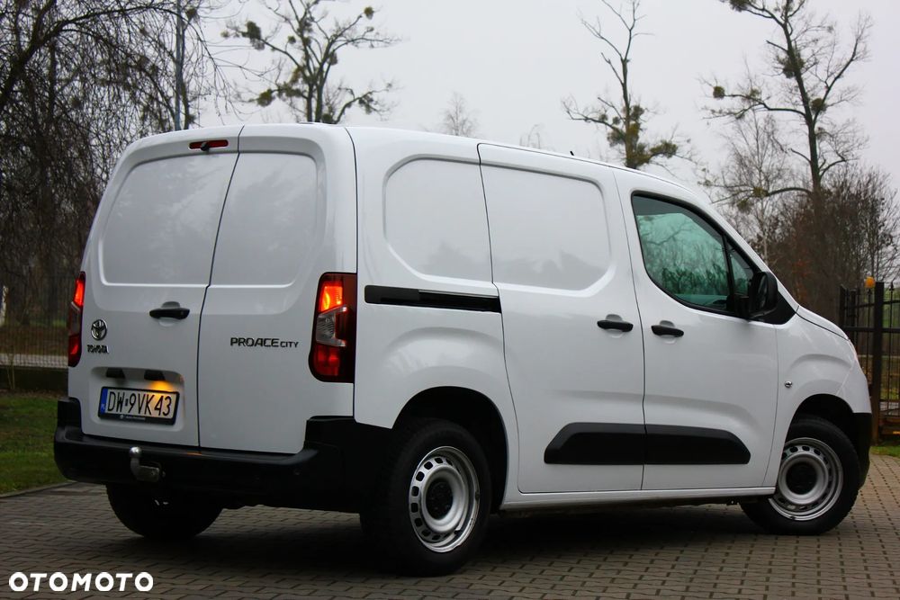 Toyota PROACE CITY BLASZAK 2 OSOBOWY 1.2 D-4T BENZYNA 110KM PEWNE AUTO FV23% - 9