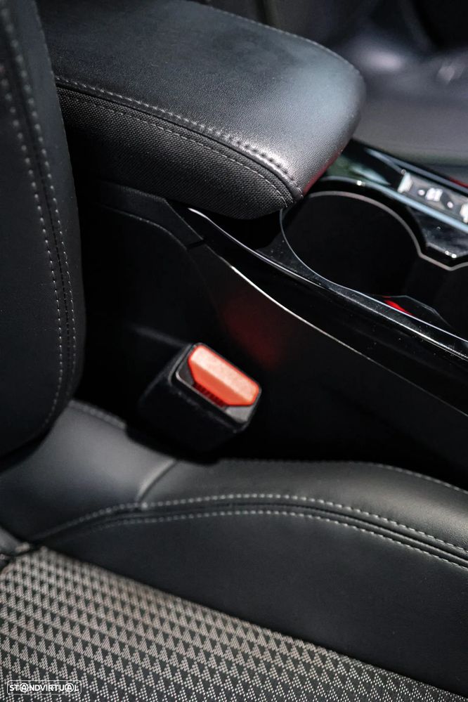 Peugeot 208 PureTech 100 GT Pack - 42