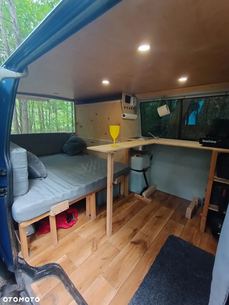 Volkswagen Caravelle - 4