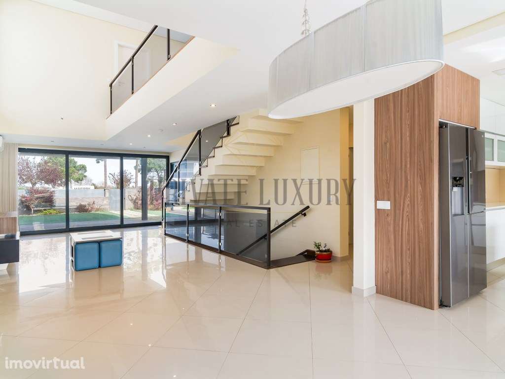 Moradia T4 com varandas e piscina em Azeitão - Grande imagem: 3/25