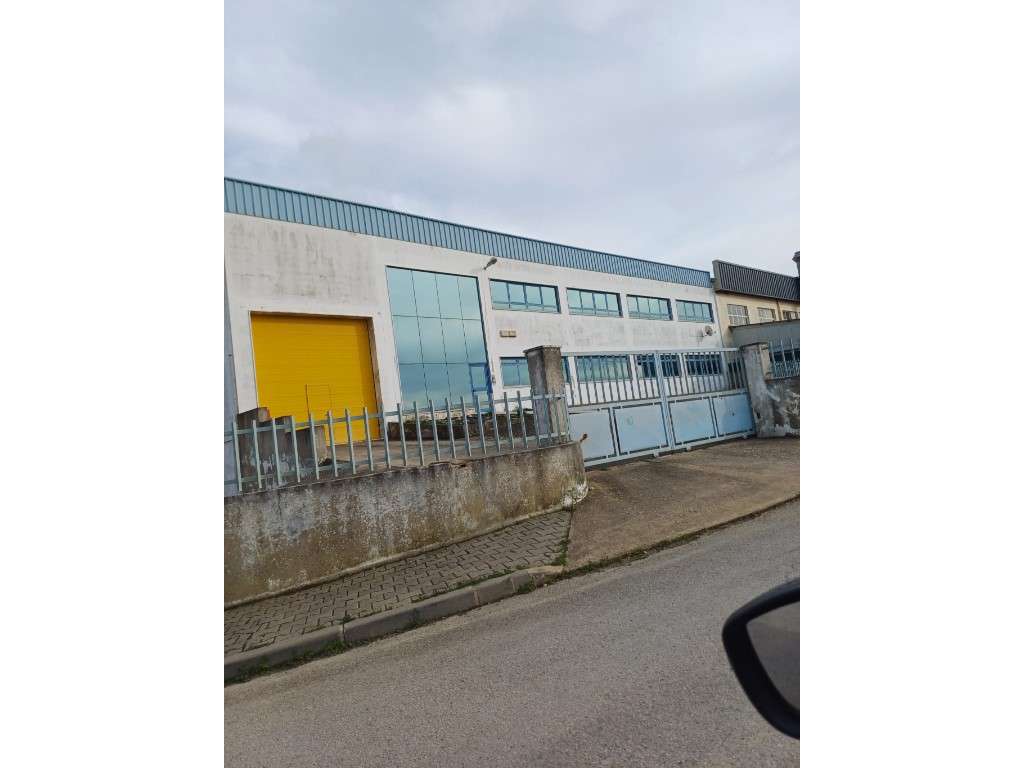 Armazém com 700 m² - Antigas Oficinas Renault - Cruz de Pau, Amora - Grande imagem: 2/5