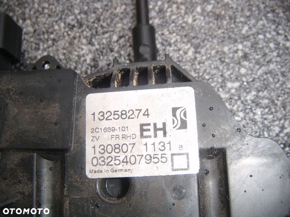 opel corsa d 07r zamek drzwi prawy przód 13258274 - 2