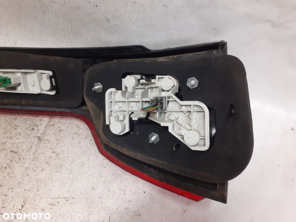 .  TYL TYLNA LAMPA PRAWA VOLVO V50 - 5