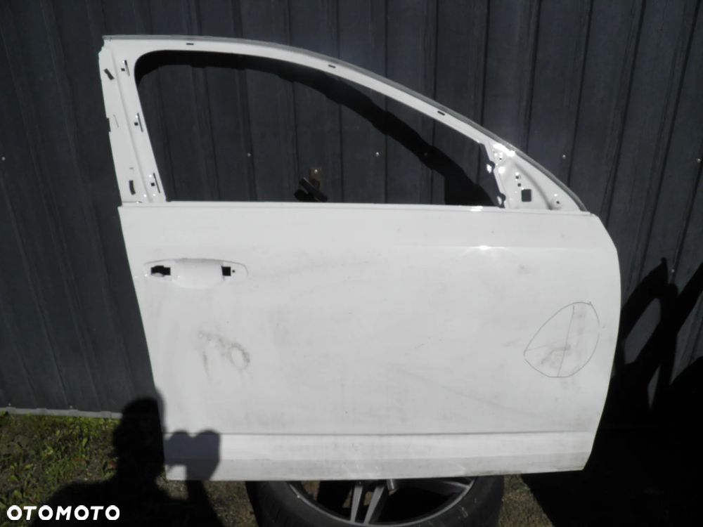 Drzwi prawy przód SKODA OCTAVIA III  12-20 5E0831312 - 1