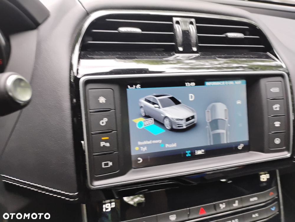 Jaguar XE 2.0 D AWD R-Sport - 10