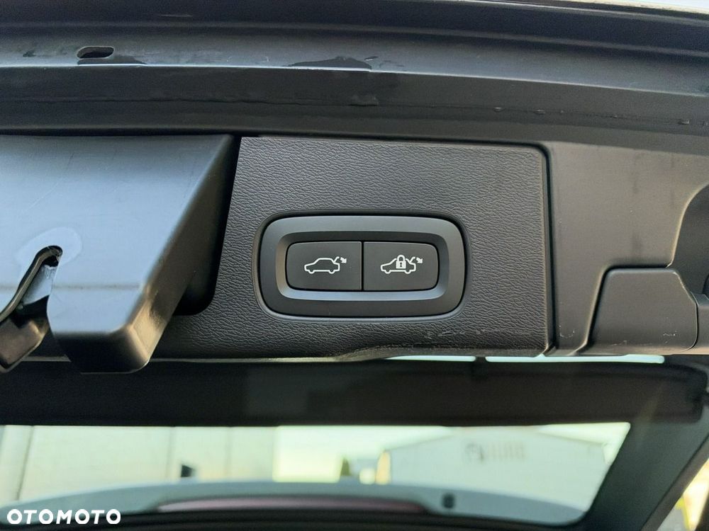 Volvo XC 60 B4 B Plus Dark - 17