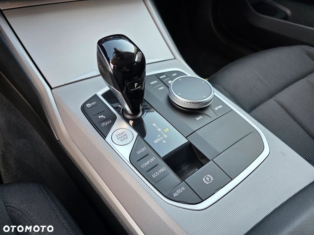 BMW Seria 3 318i Sport - 26