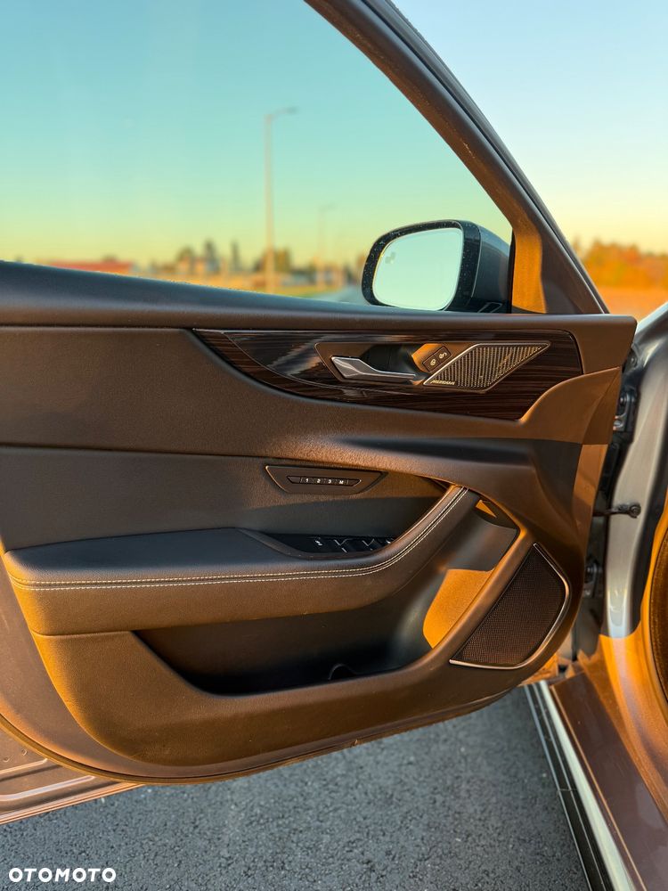 Jaguar XE 2.0 P300 AWD R-Dynamic HSE - 12