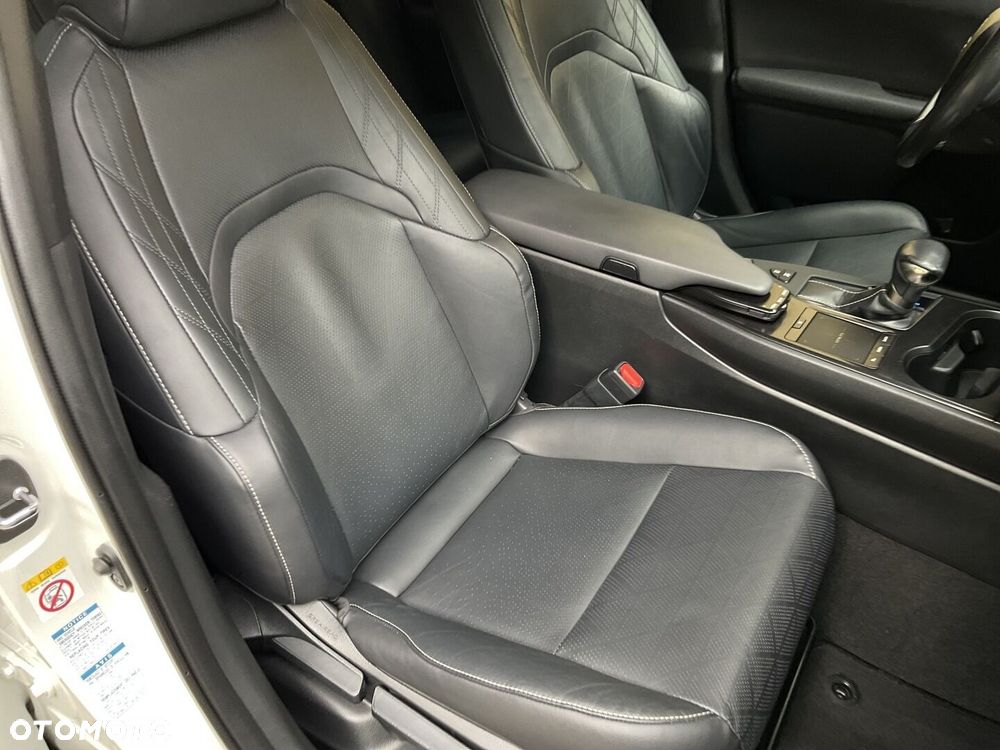 Lexus UX - 12