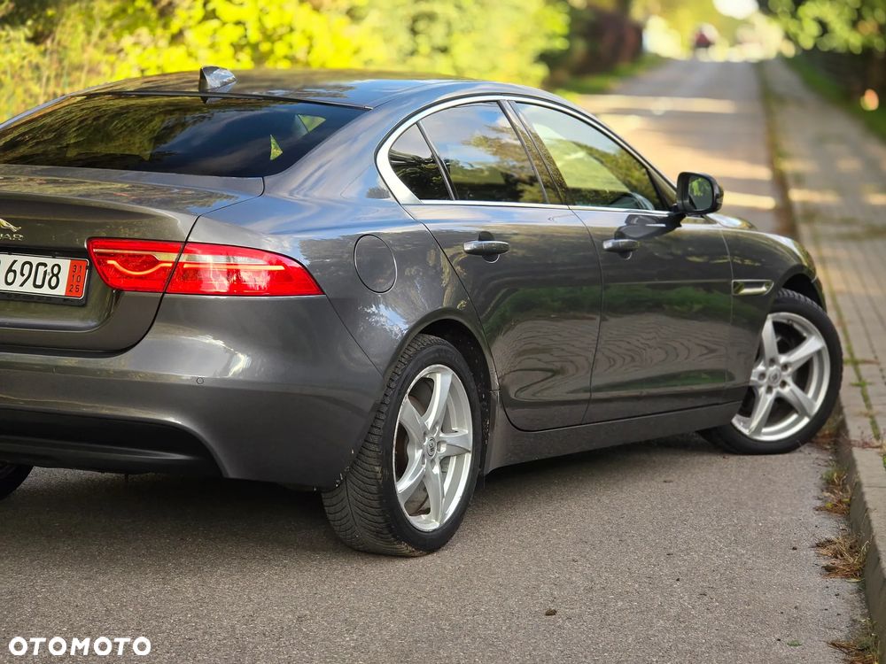 Jaguar XE 2.0 D Prestige - 38