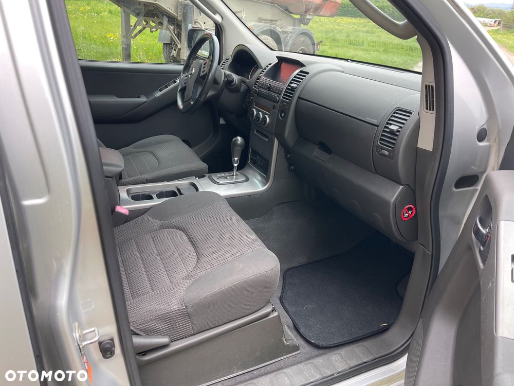 Nissan Pathfinder 2.5 DCi LE - 24