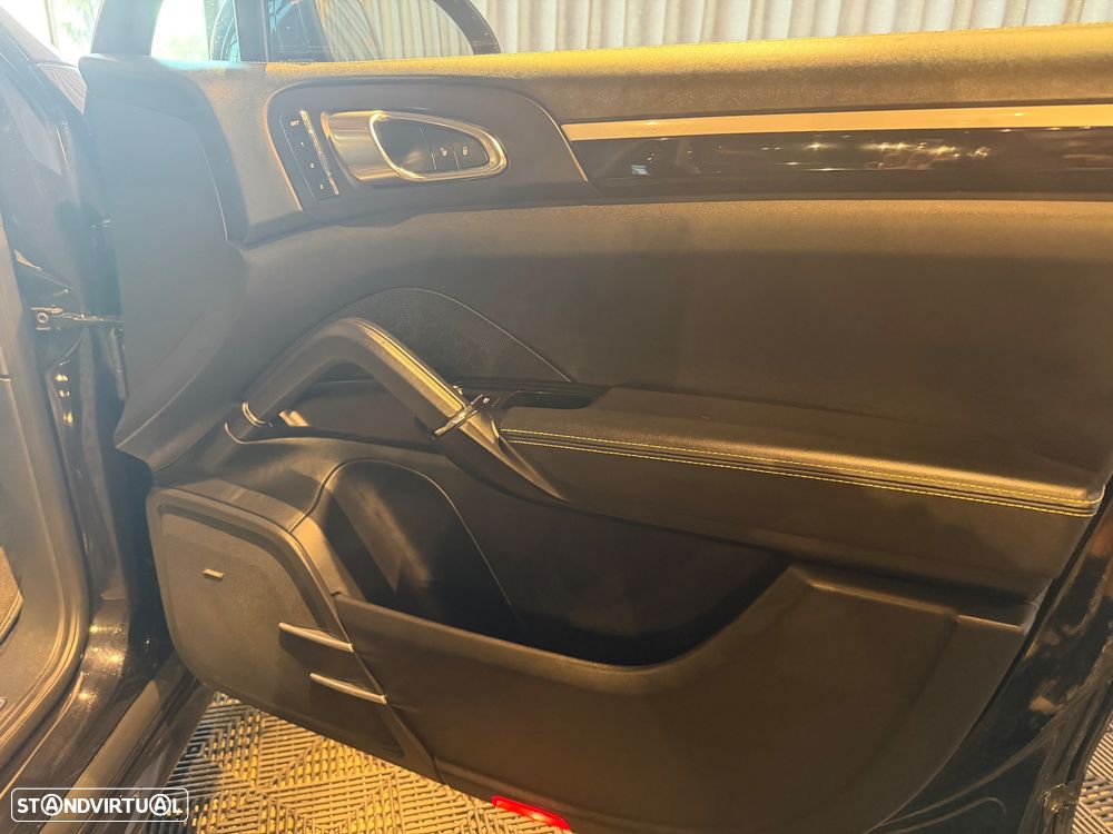 Porsche Cayenne S E-Hybrid Platinum Edition - 35