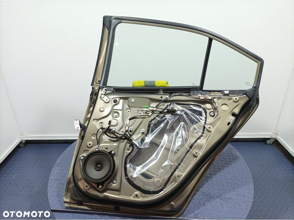 TOYOTA COROLLA XII E21 SEDAN DRZWI TYŁ TYLNE PRAWE 6X1 - 8