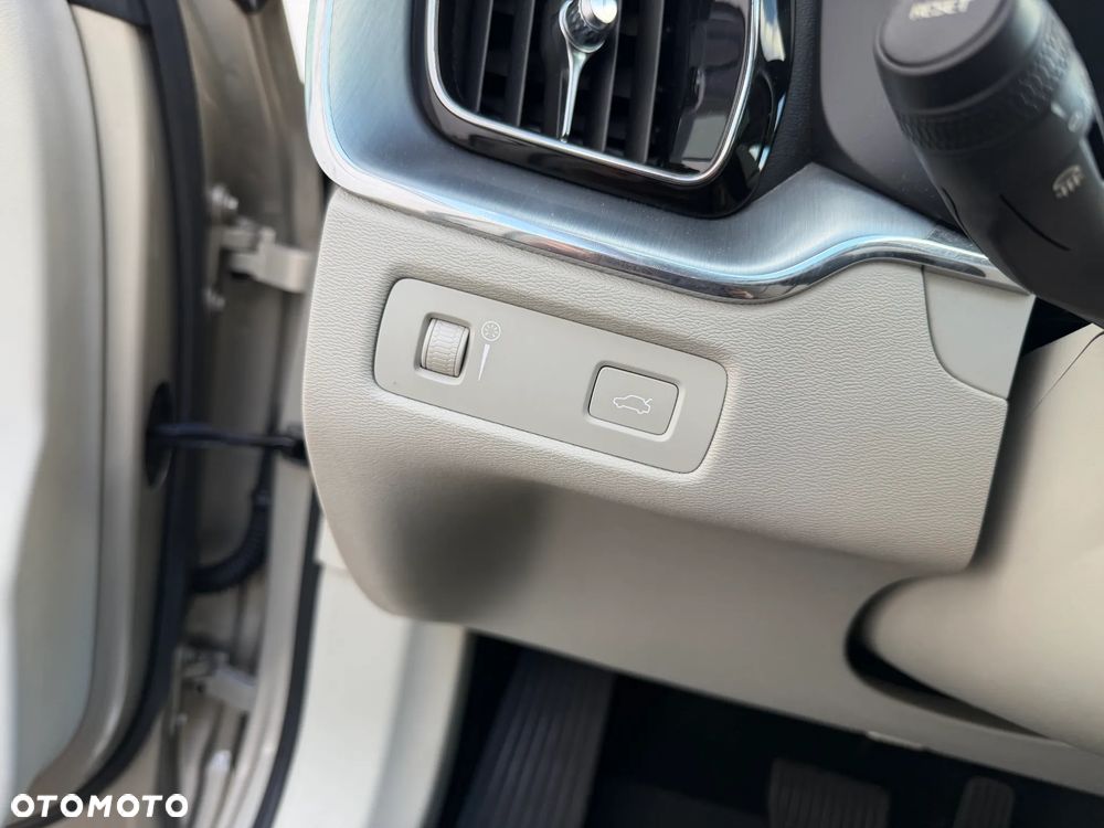 Volvo XC 60 D4 AWD Momentum - 33