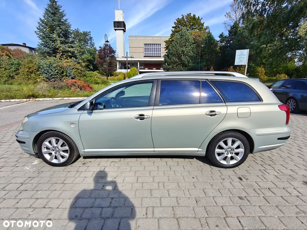 Toyota Avensis 2.0 D-4D Executive - 5
