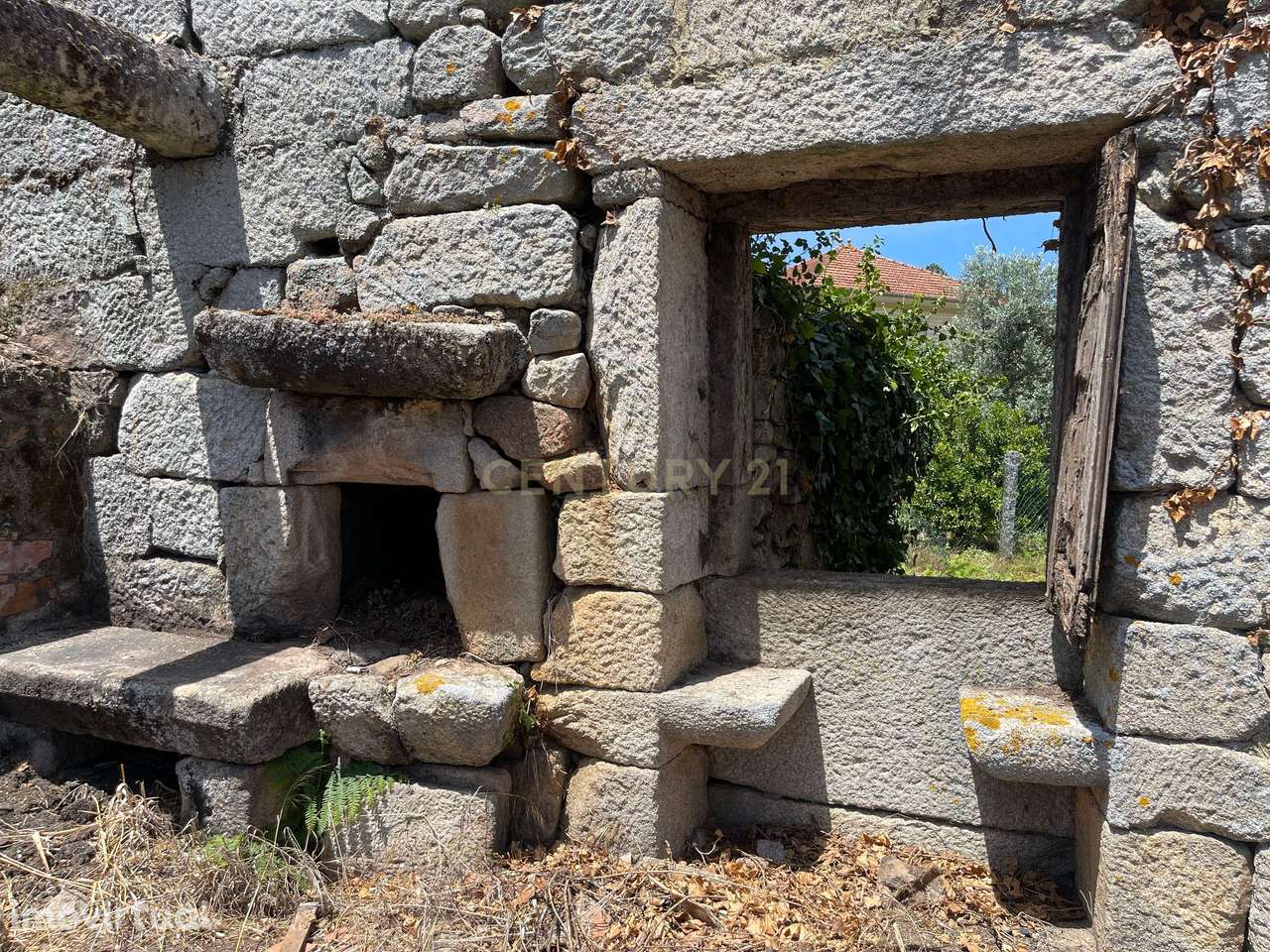 Moradia de 220 metros quadrados, construída em granito, a precisar de - Grande imagem: 2/19