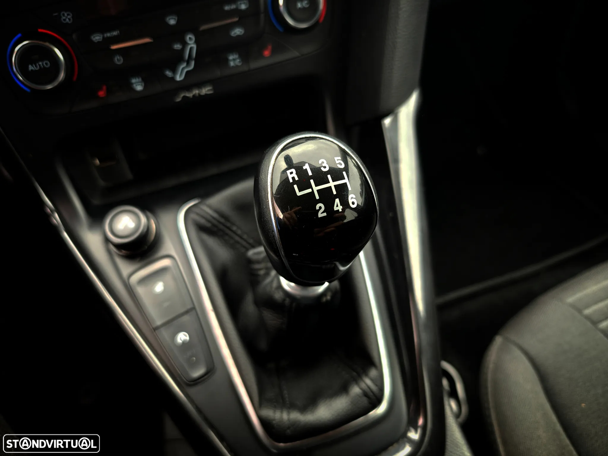 Ford Focus 1.0 EcoBoost S&S TITANIUM - 10