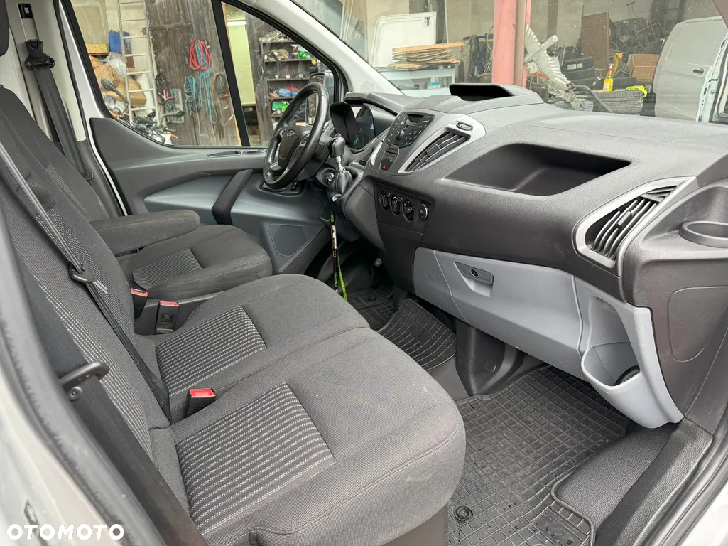 Ford CUSTOM - 16