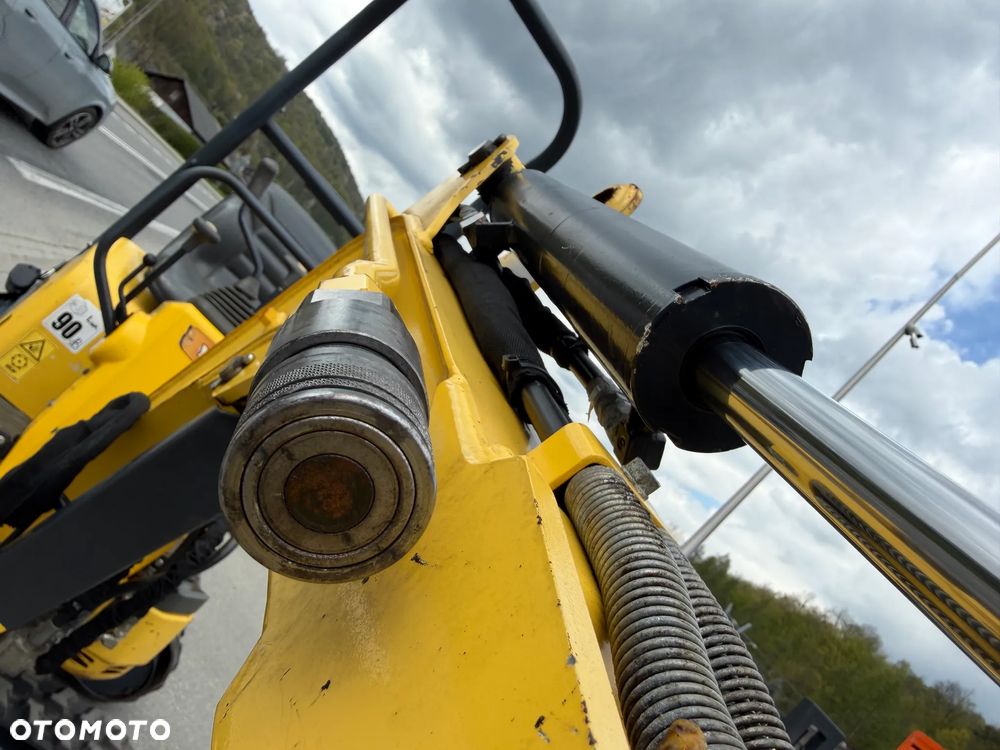 Yanmar SV08-1AS Japońska Minikoparka Gąsienicowa. Koparka 1,1 tony. Maszyna jak Nowa. 2017rok. Pochodzi z Norweskiego Gospodarstwa Ogrodniczego! 2 Rozsuwane Podwozie. Dokumentacja. Dodatkowe sekscje Hydrauliczne na młot lub wiertnice. Ani deka luzów czy wycieków. Szybkozłącze. Skrętne ramię. OKAZJA Zadbana Maszyna! Bardzo oszczędny silnik Yanmar. Mocne pompy Hydrauliczne!! 851mtg. Ani deka luzów czy wycieków, Aktualna Dekra. Po serwisach! - 17