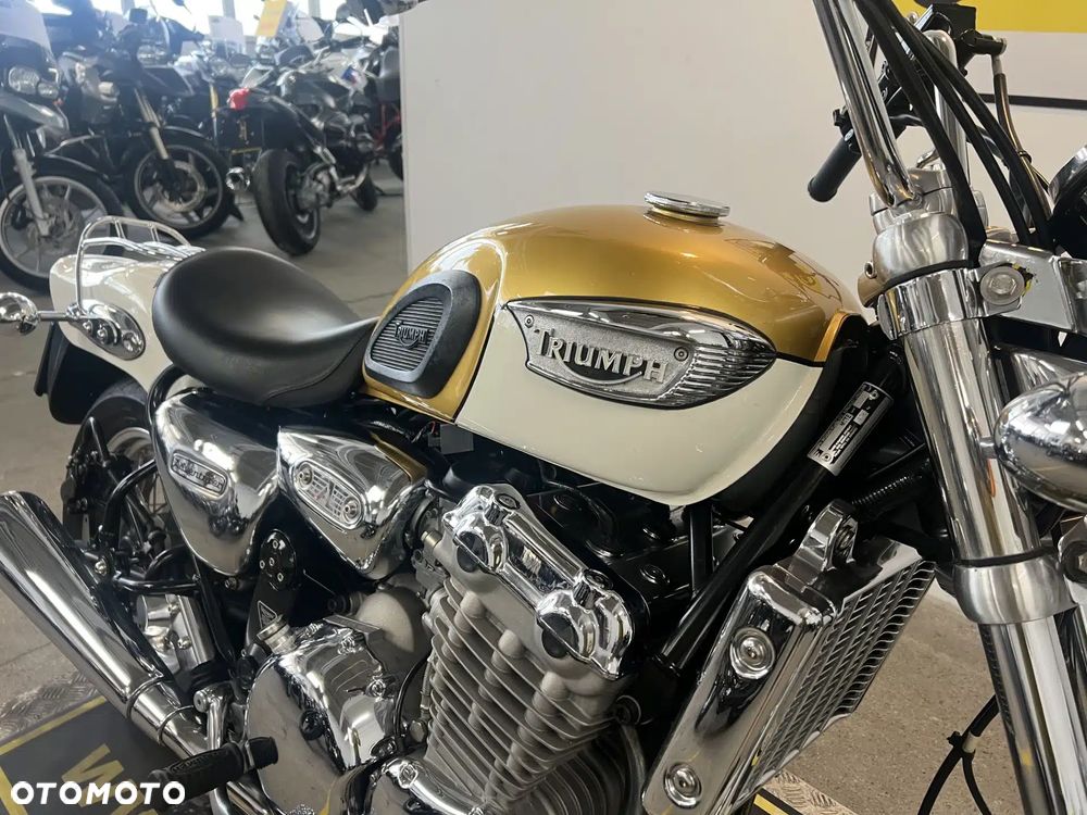 Triumph Adventurer - 10