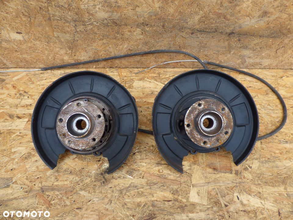 BMW E31 850I 840I ZWROTNICA  PIASTA TYŁ PRAWA LEWA - 1