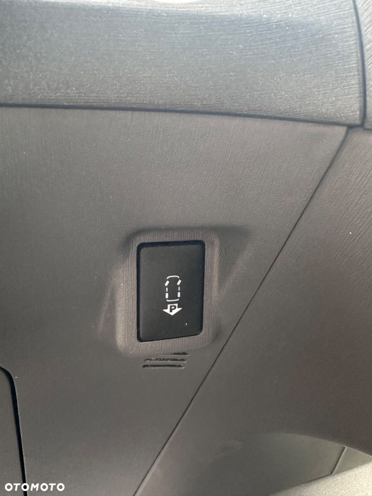 Toyota Prius (Hybrid) Executive - 16