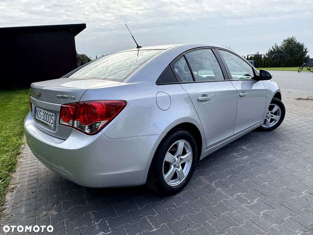 Chevrolet Cruze 1.6 Base - 11