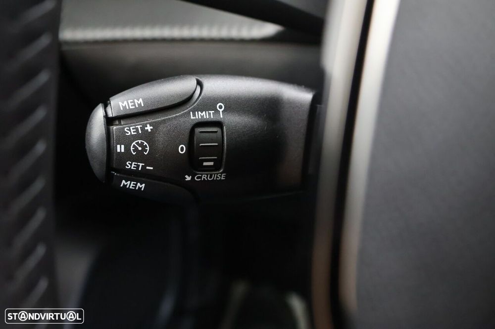 Peugeot e-2008 54 kWh Allure - 14