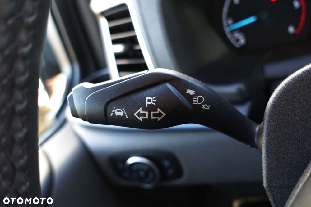 Ford Tourneo Custom - 23