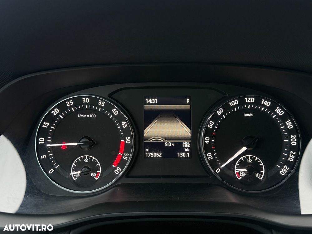 Skoda Octavia Combi 2.0 TDI DSG Premium Edition - 9