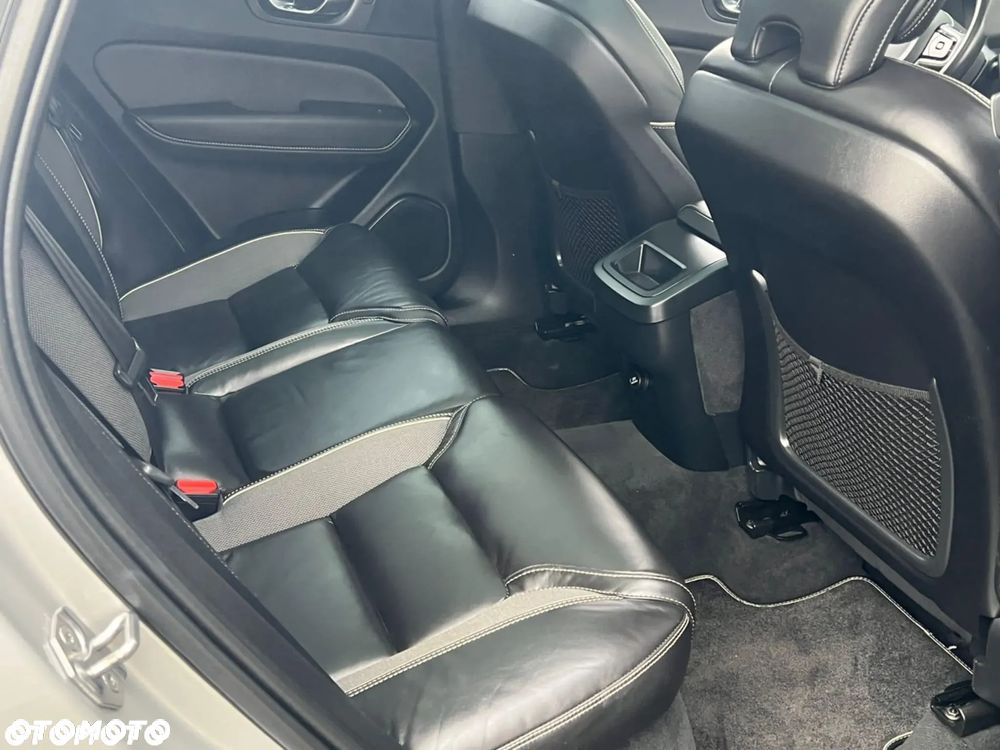 Volvo XC 60 T5 AWD R-Design - 13