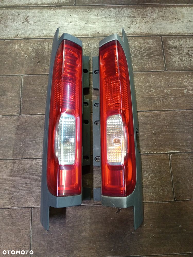 LAMPA TYLNA LEWA LUB PRAWA DRZWI RENAULT TRAFIC VIVARO 06-14