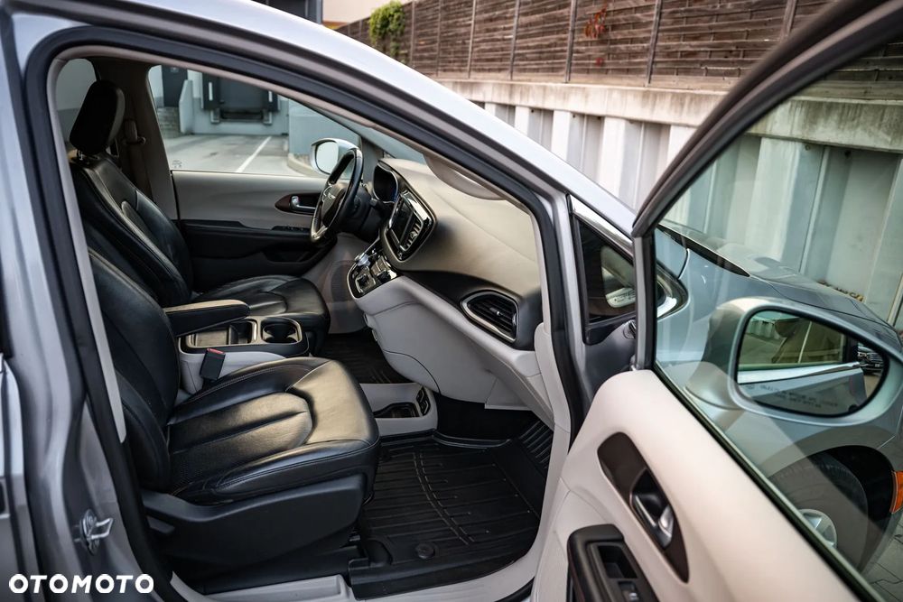 Chrysler Pacifica - 12