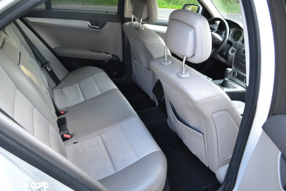 Mercedes-Benz Klasa C 220 CDI DPF Avantgarde - 17