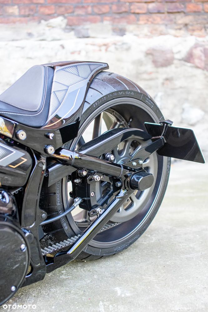 Harley-Davidson Softail Breakout - 27