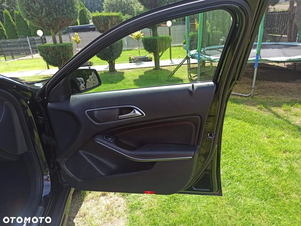 Mercedes-Benz GLA 180 - 32