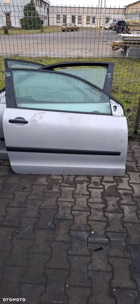 VW Polo IV 9N 3D 01- drzwi prawe srebrne
