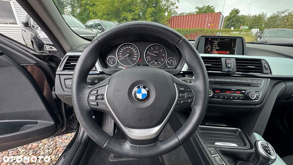 BMW Seria 3 318d Sport Line - 32