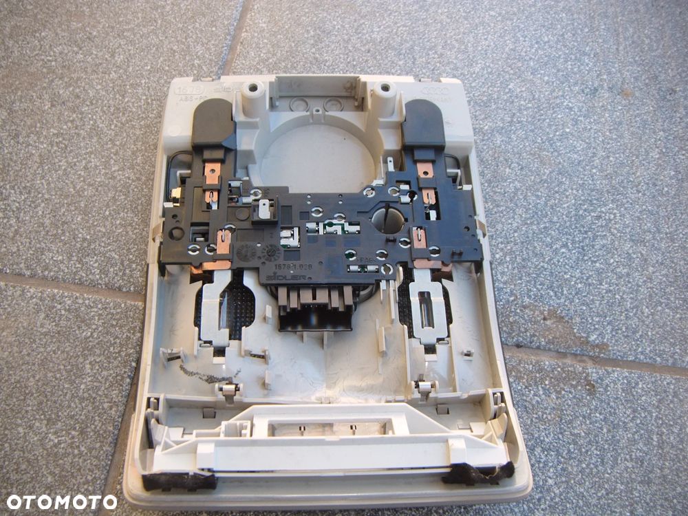 audi a4 b6   lampka oświetlenia kabiny przód - 2