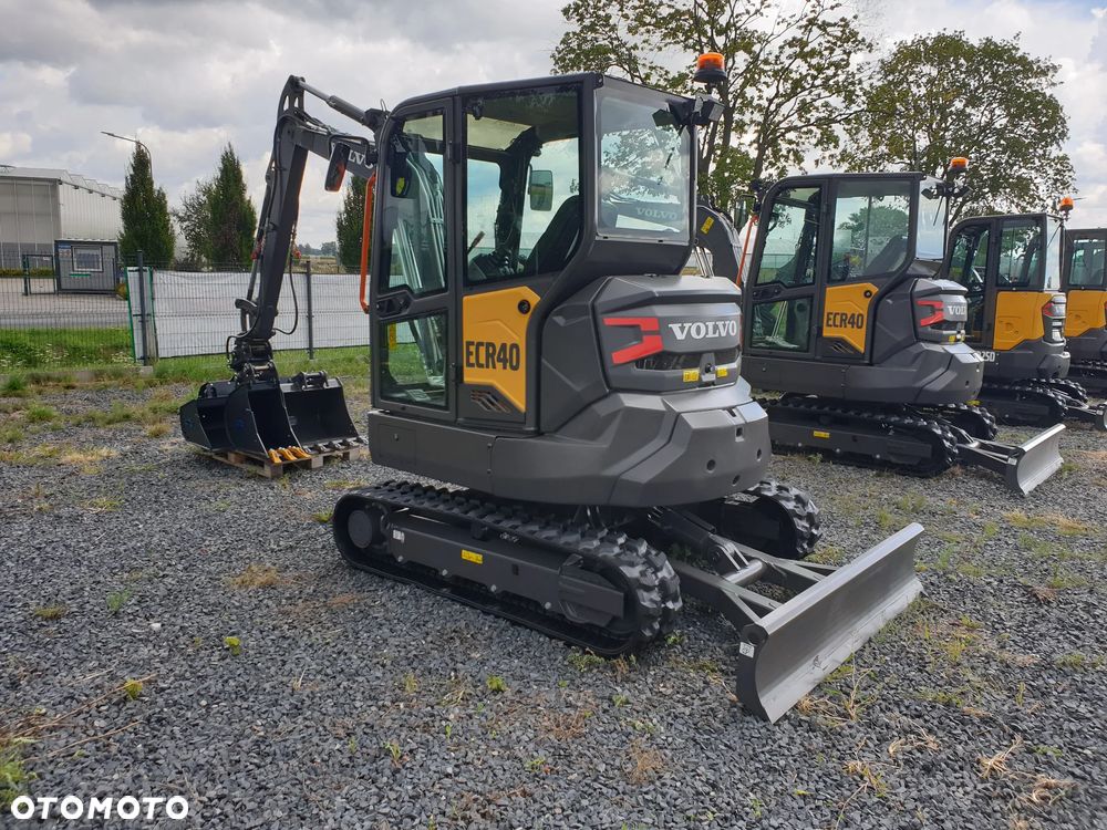 Volvo ECR40F KLIMATYZACJA NOWA DOSTĘPNA OD RĘKI, SZYBKOZŁĄCZE, DŁUGIE RAMIĘ, OBRÓT W OBRYSIE, ŁYŻKI: 300, 600, 1200MM SKARPOWA HYDRAULICZNA STEROWANA Z JOYSTICKA, PŁYWAJĄCY LEMIESZ SPYCHARKOWY - 3