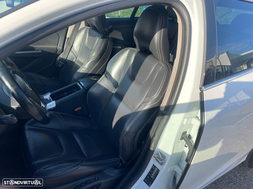 Volvo V60 D6 Twin Engine Geartronic Momentum — fotografia 17