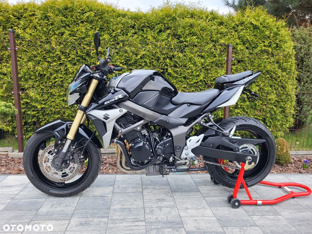 Suzuki GSR - 14