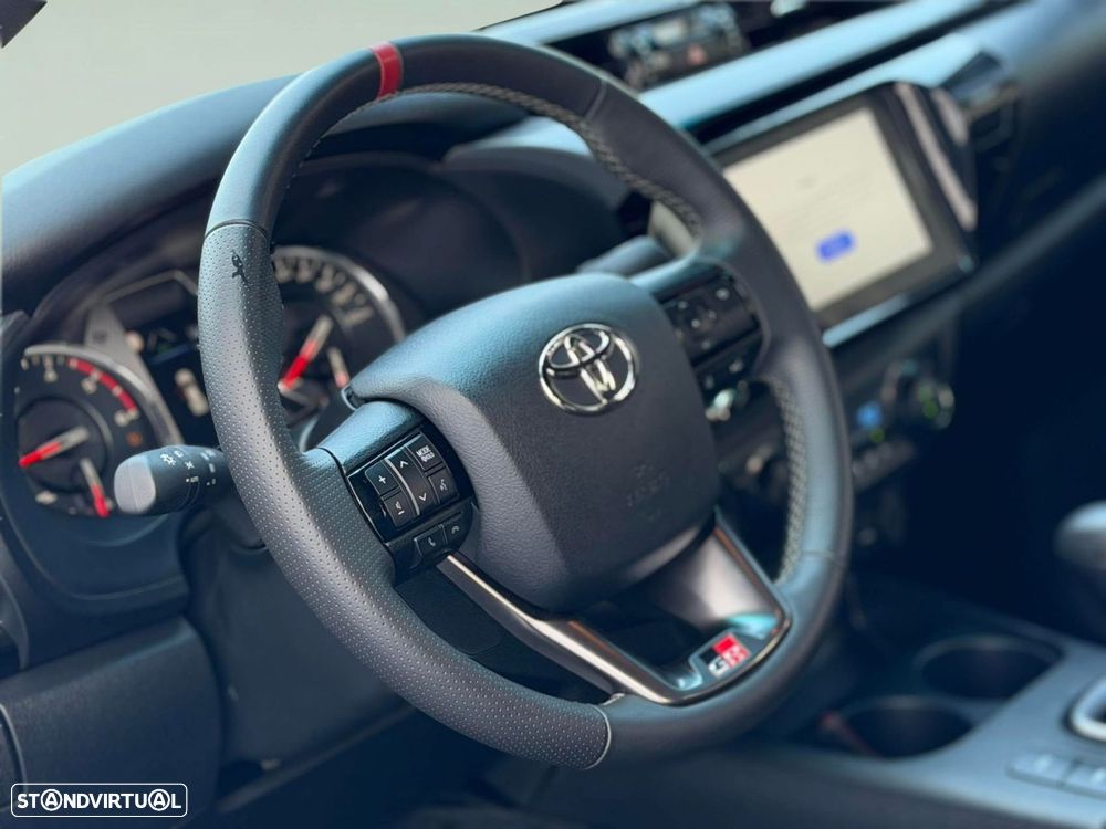 Toyota Hilux 2.8 D-4D 4WD GR Sport II - 16