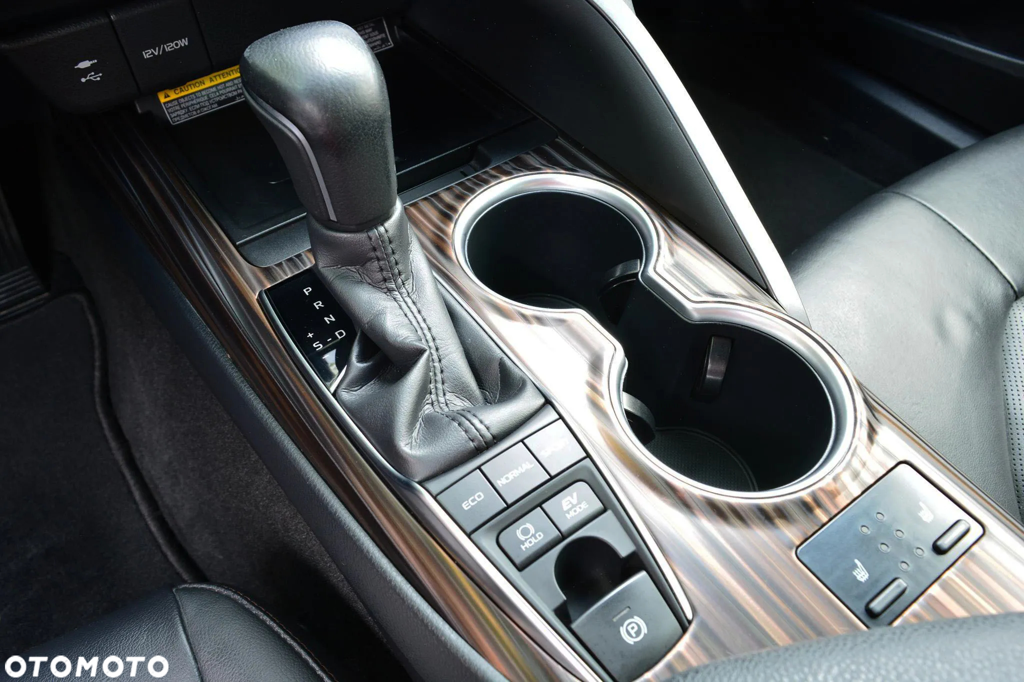 Toyota Camry 2.5 Hybrid Executive CVT - 26