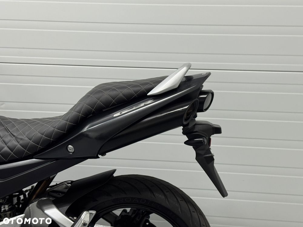 Suzuki GSR - 16