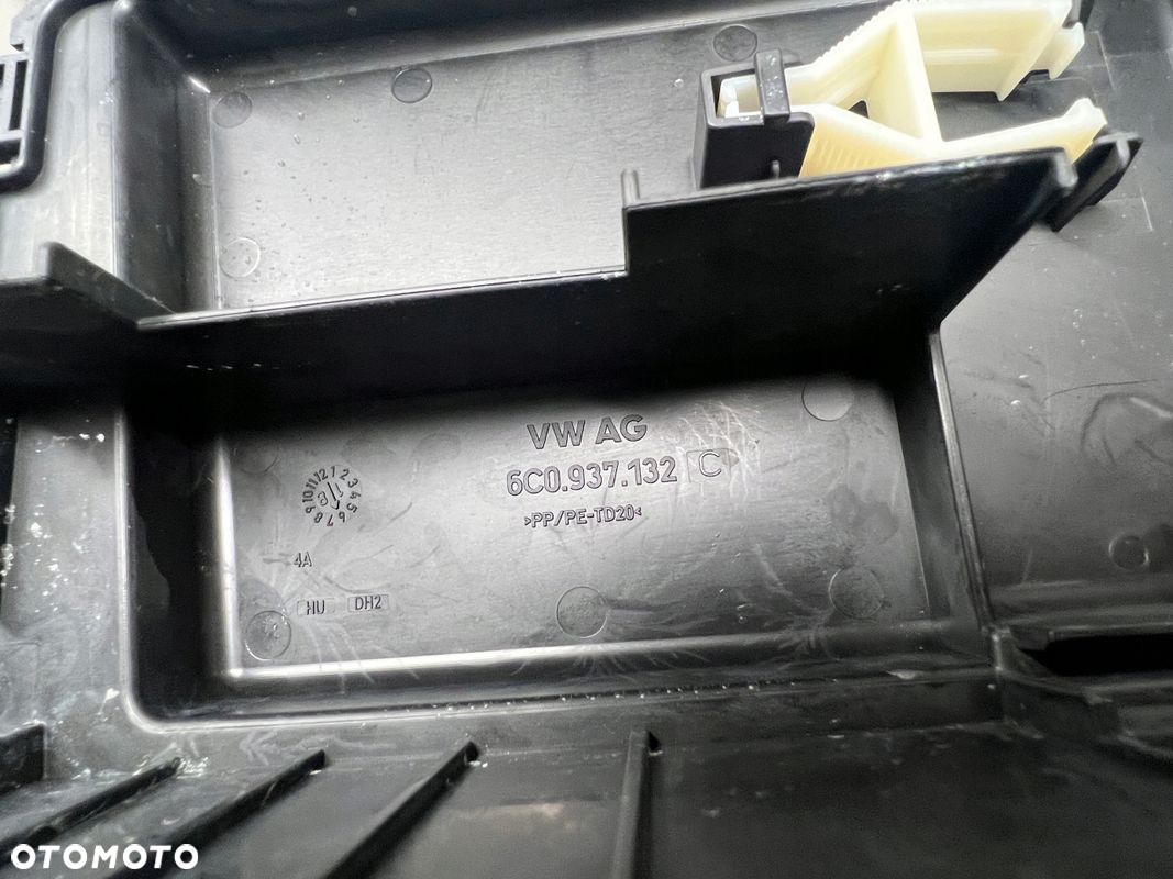 Audi A1 8X 1.0 TSI obudowa skrzynka bezpieczników 6C0907361F 6C0937132C - 3