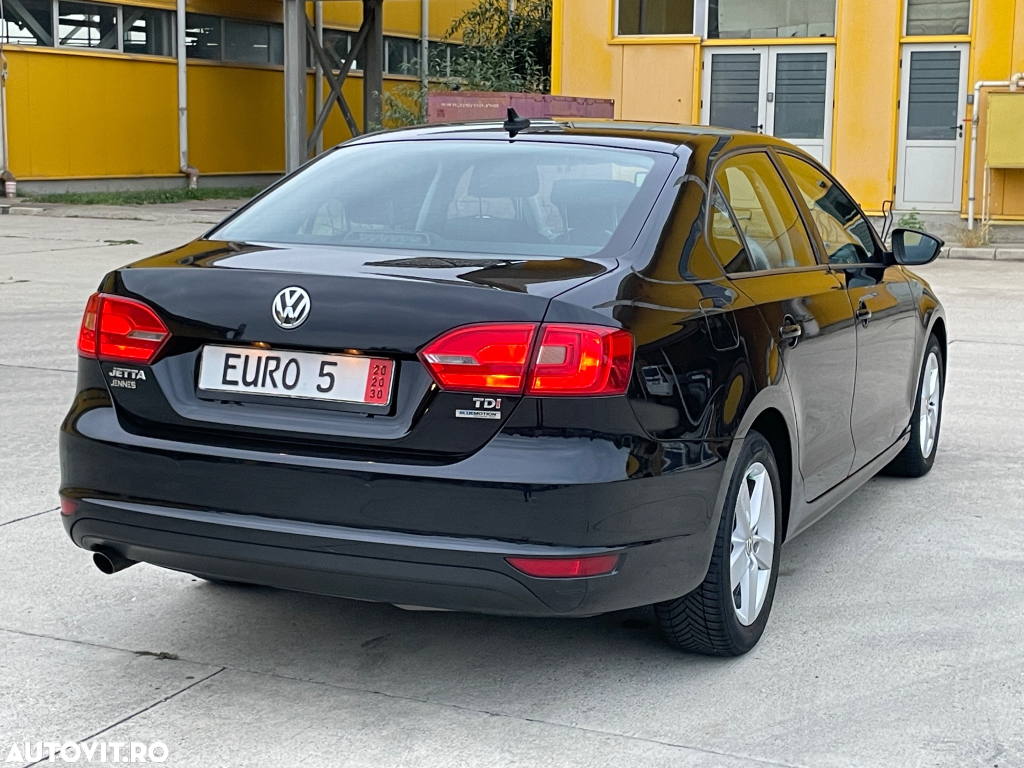 Volkswagen Jetta - 4