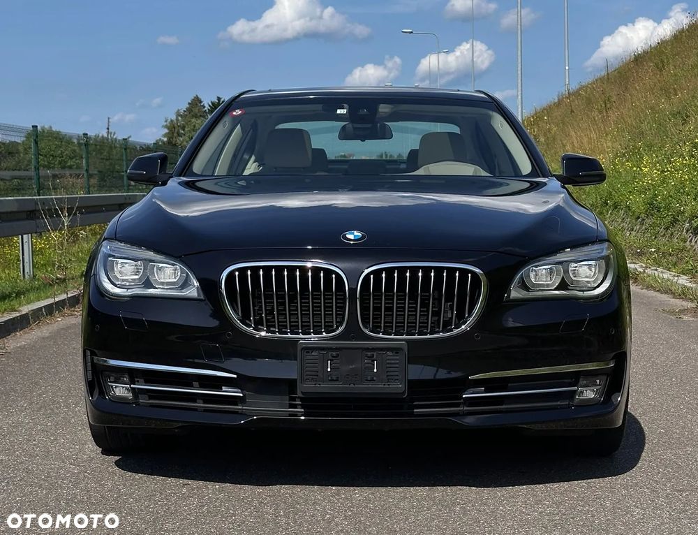 BMW Seria 7 740i Edition Exclusive - 4