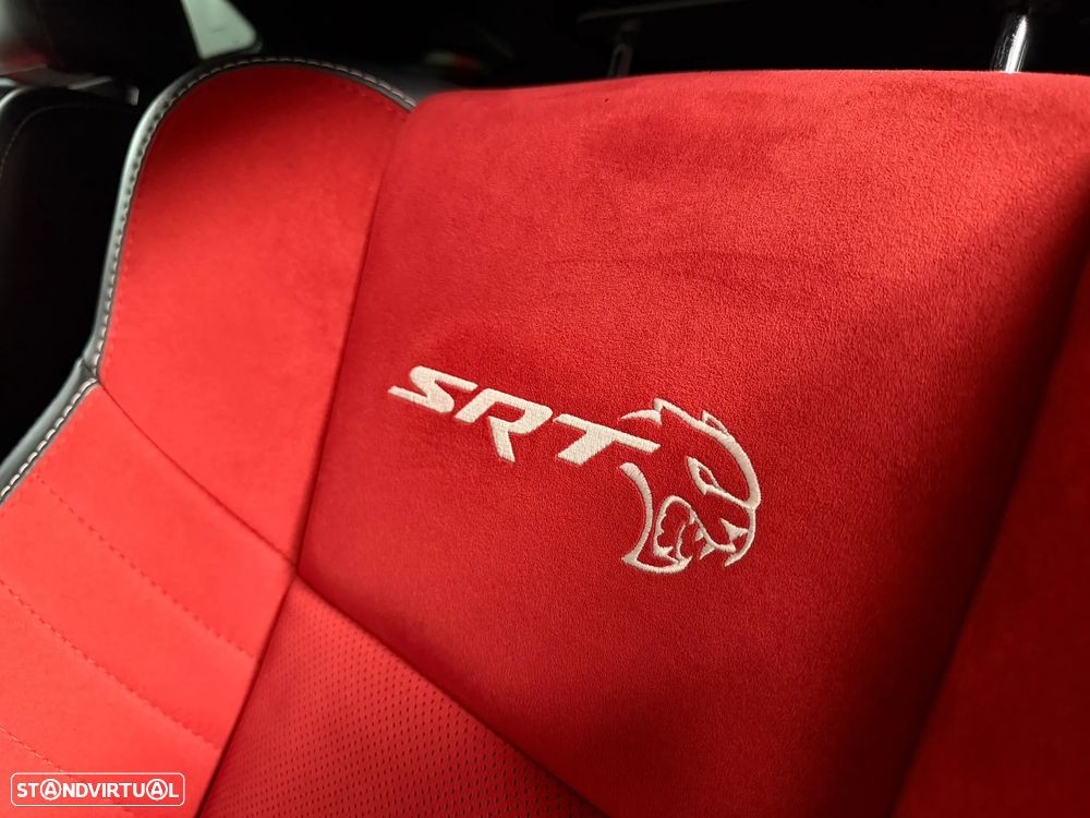 Dodge Challenger Auto SRT Hellcat - 27